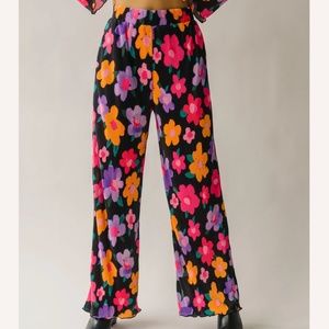 Flowered Black Pleated Pants size S